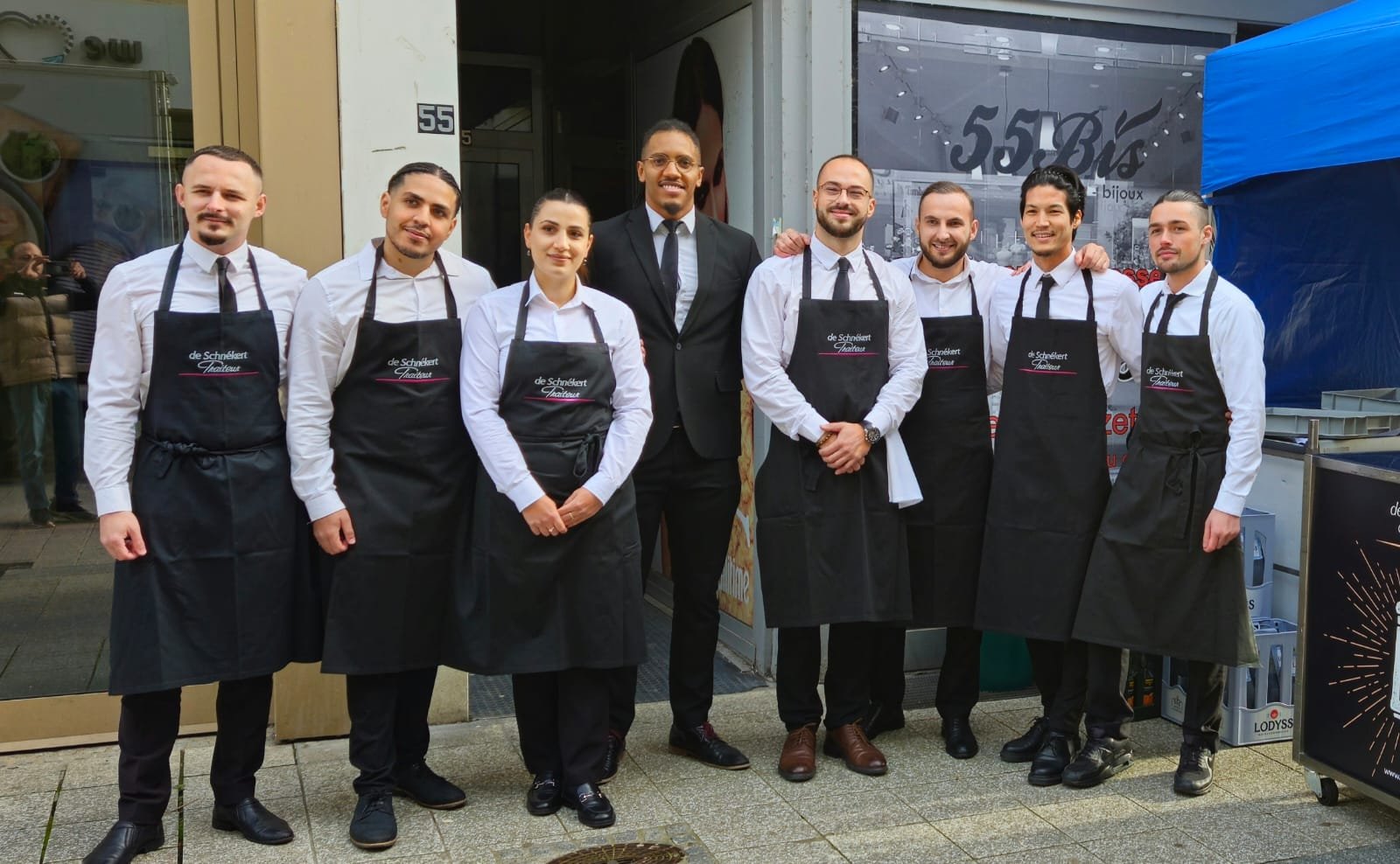 Photo personnel service en partenariat avec le traiteur Schnekert