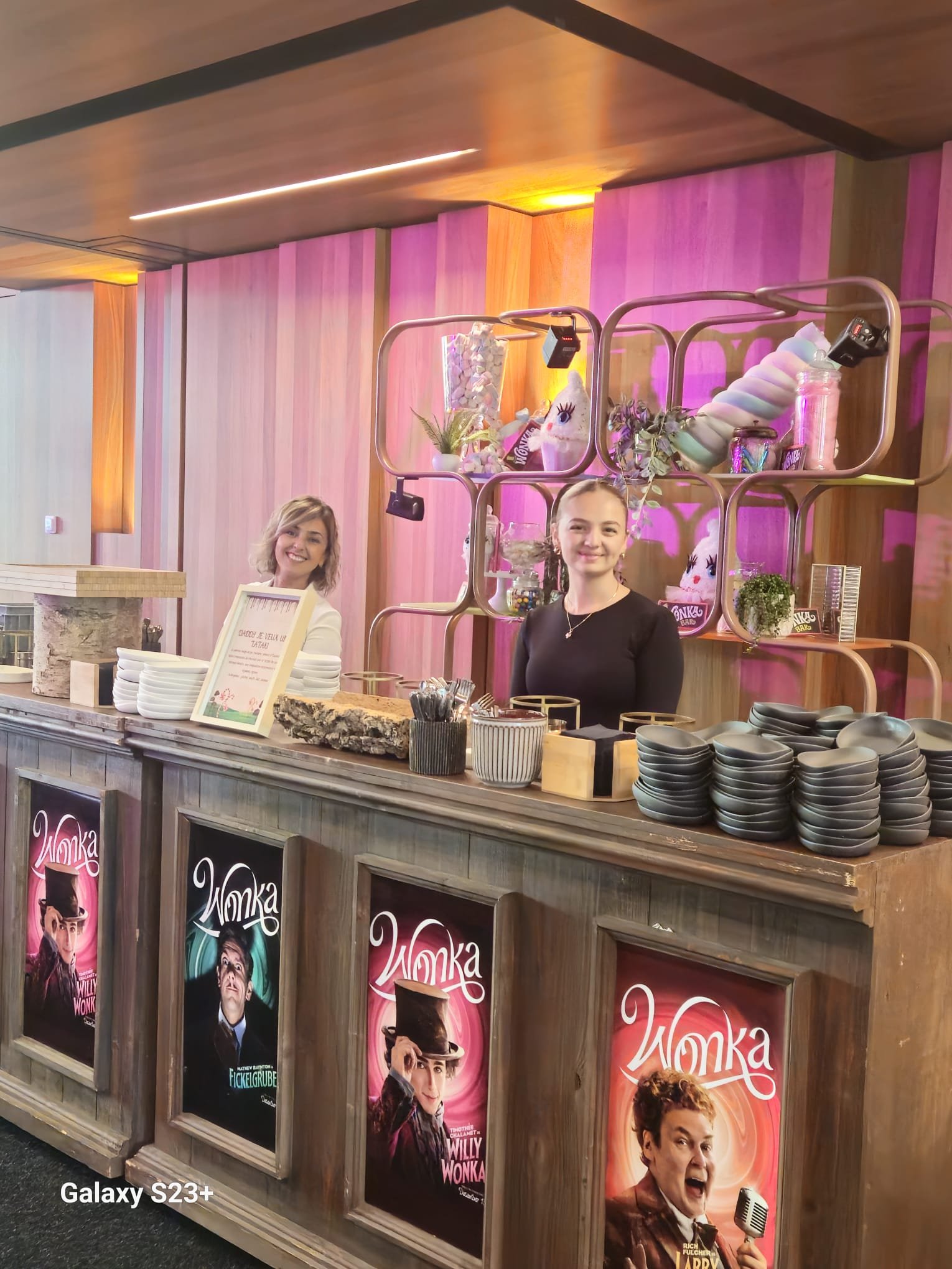 Photo personnel derrière le buffet