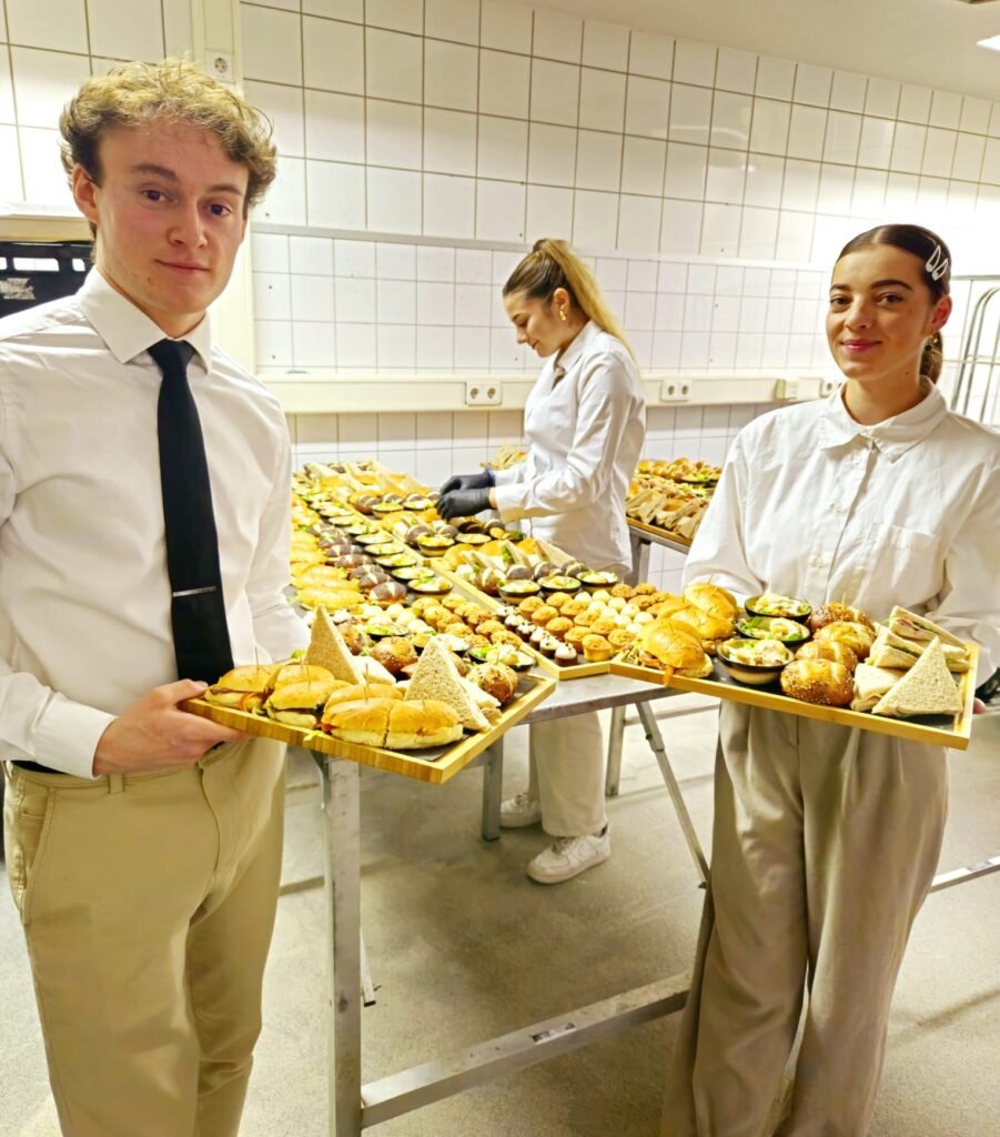 Photo personnel avec plateau repas pour passage food